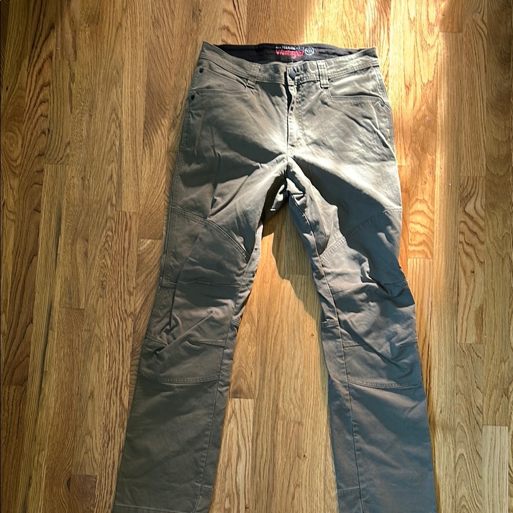 Wrangler Gray Cargo Pants with Articulated Knees men’s.